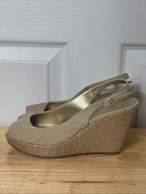 TAHARI Beige Taylor Wedge Slingback Heels Peep Toe Summer Espadrille Size 8.5
